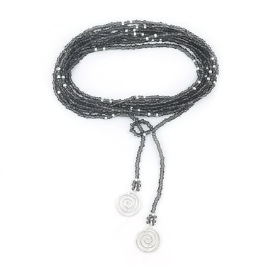 Collar enredable gris detalles plata.